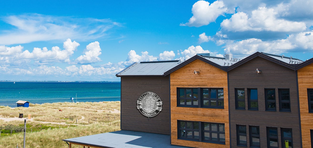 Bretterbude außen + Meer